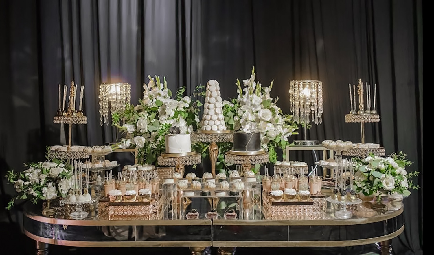 Mesa de postres para boda en villa con flores tropicales