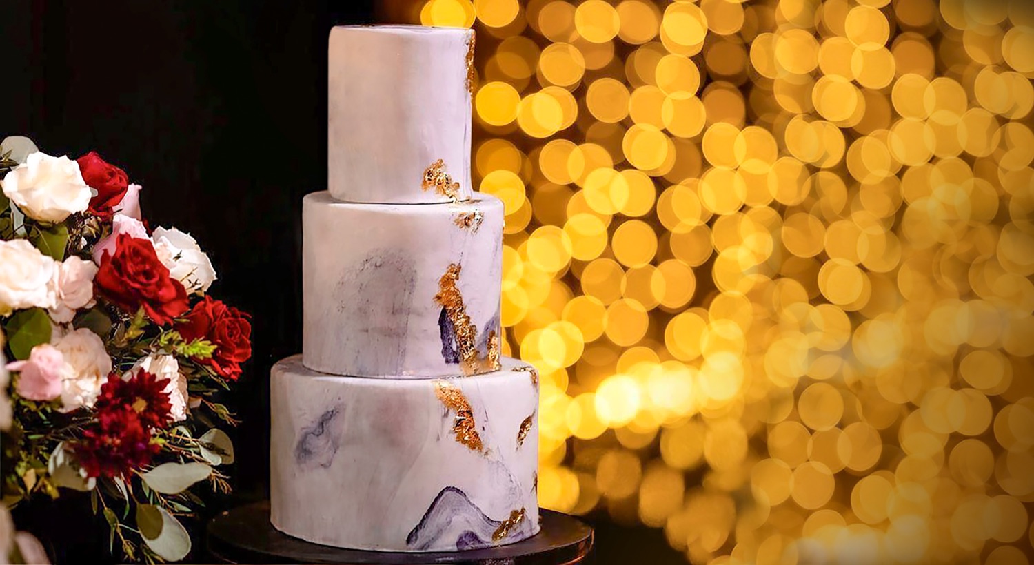 Mesa de postres blanca y cristal para boda