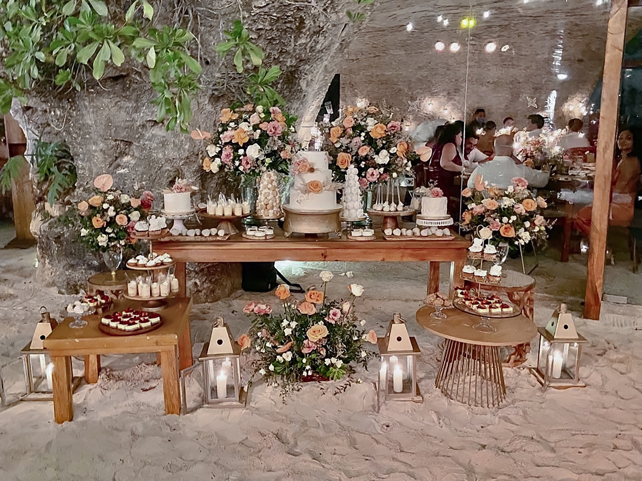 Mesa de postres para boda frente al mar en la Riviera Maya