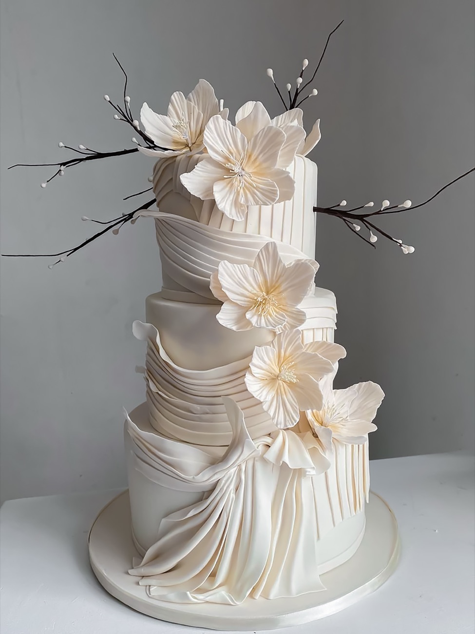 Pastel artesanal de varios pisos con flores de azúcar