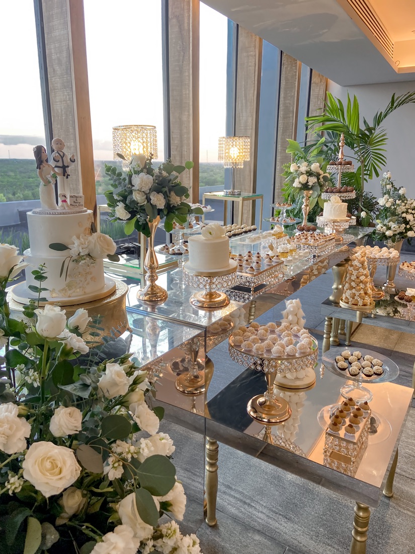 Mesa de postres en la playa