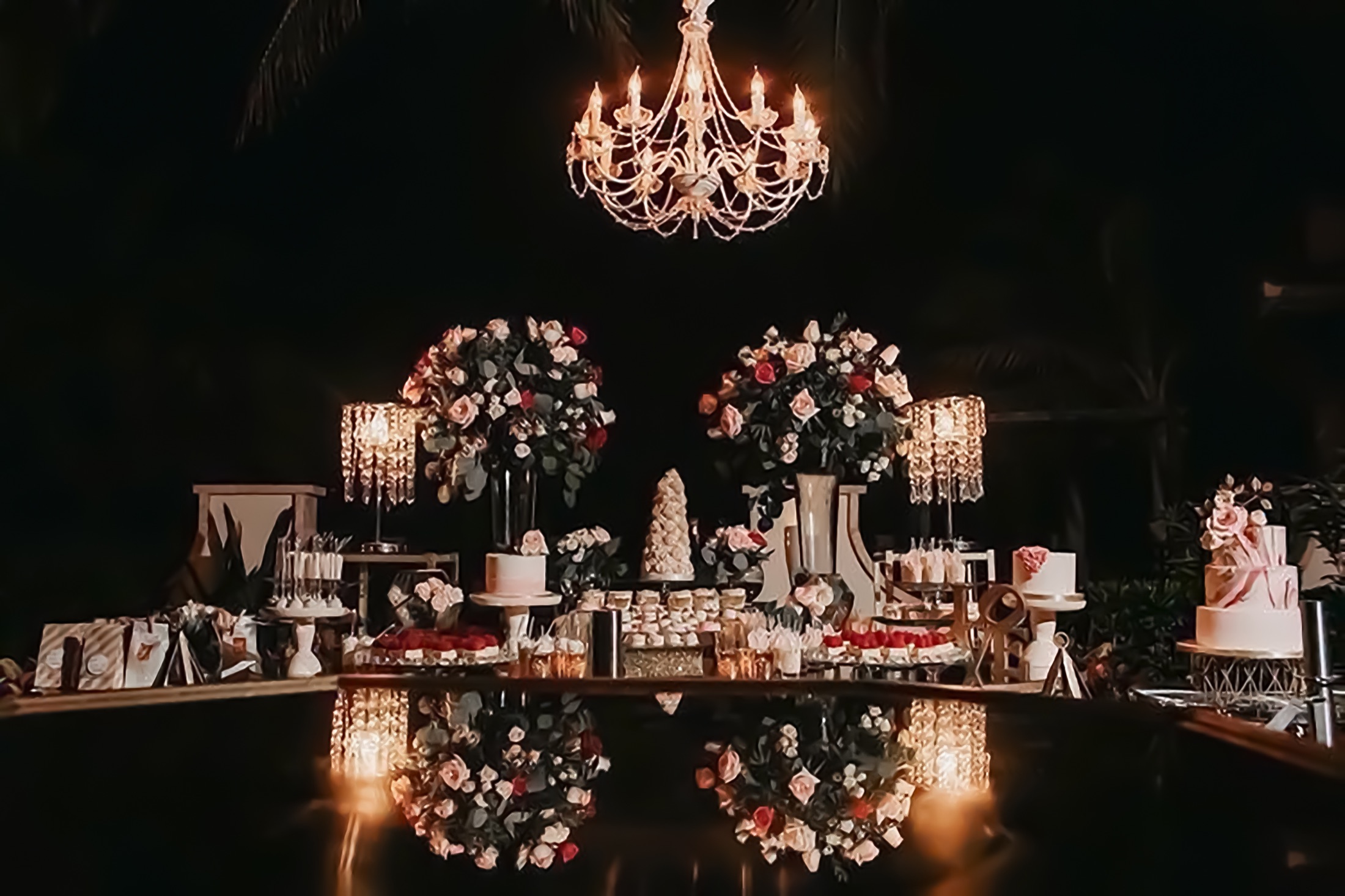 Mesa de postres y pasteles de autor para un evento en la Riviera Maya
