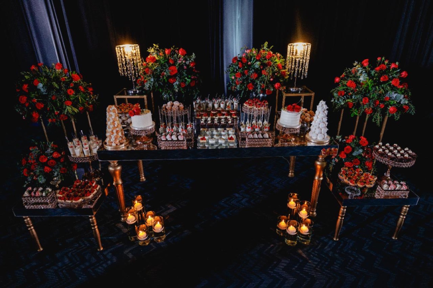 Mesa de postres para evento en villa