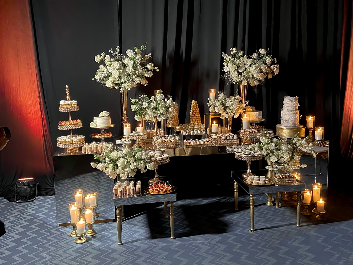 Mesa de postres estilizada con candelabros