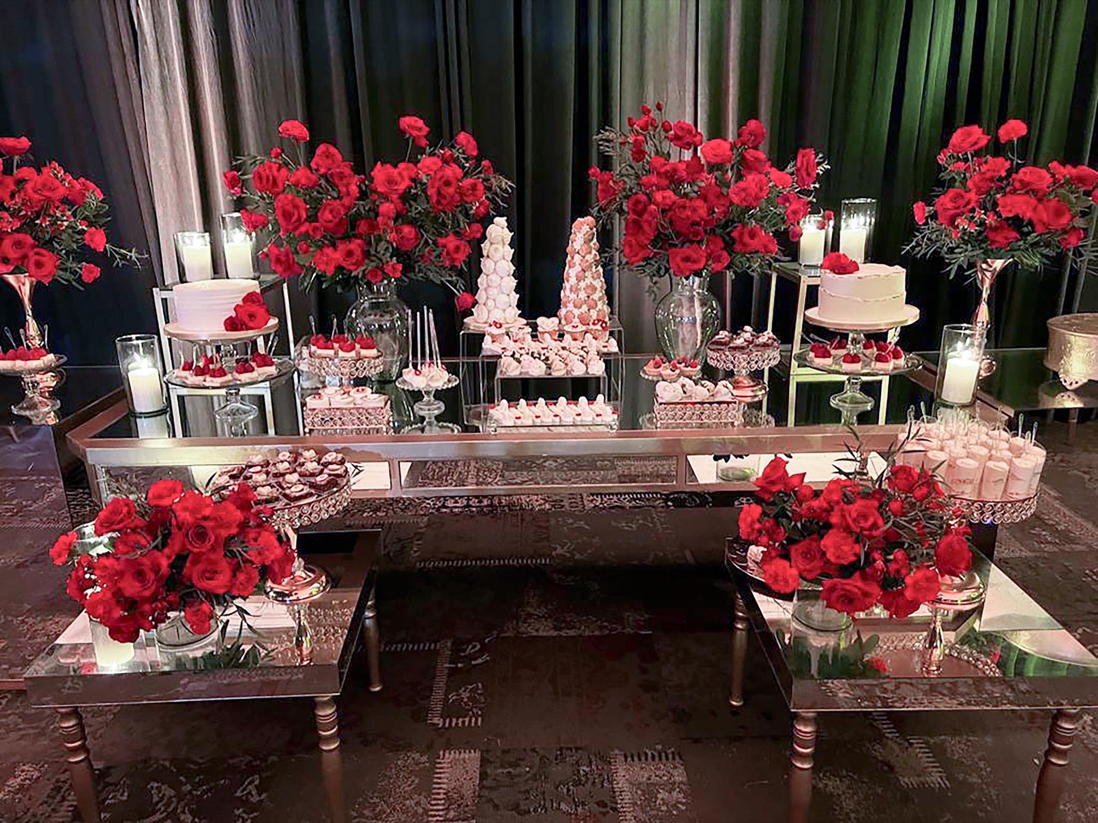 Mesa de postres montada y estilizada para un evento en Cancún