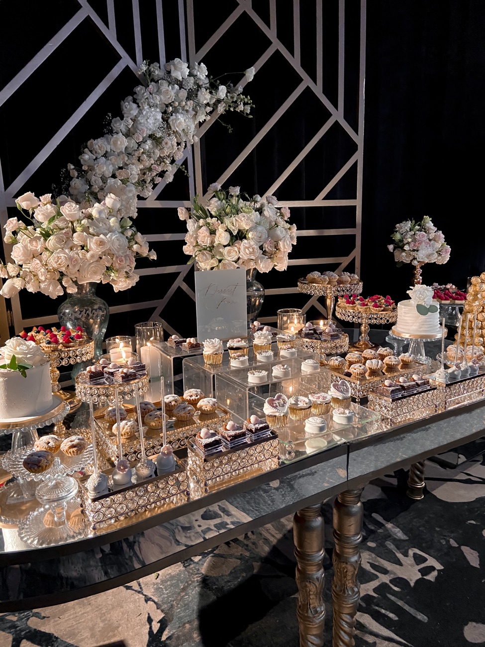 Mesa de postres estilizada con repostería de autor