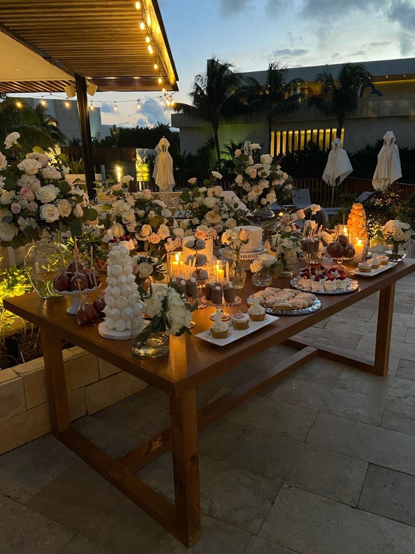 Mesa de postres blanca y cristal