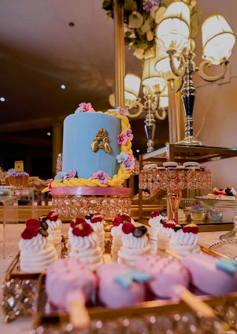 Mesa de postres frente al mar