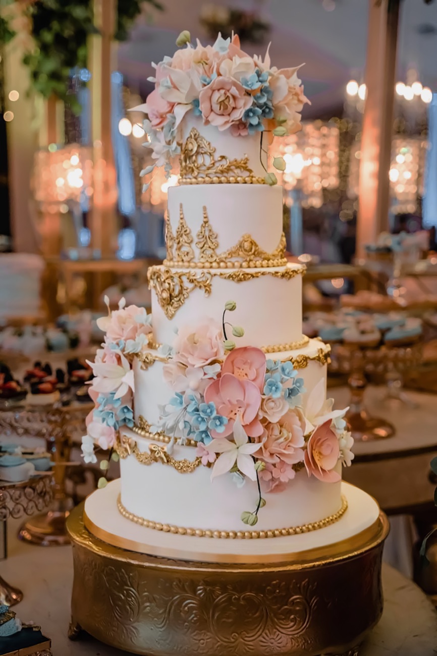 Pastel de XV años elegante con detalles en oro